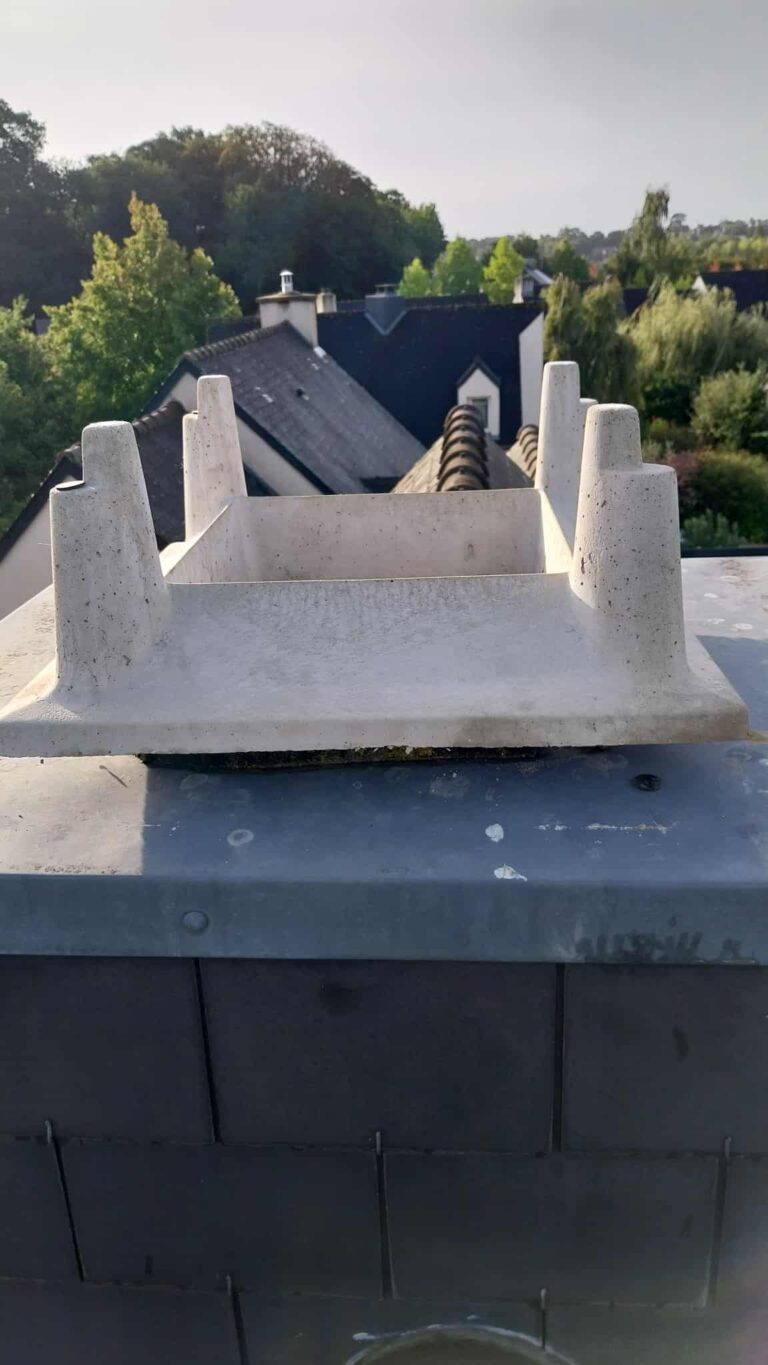 Pose d’un chapeau de cheminée à Pacé près de Rennes.